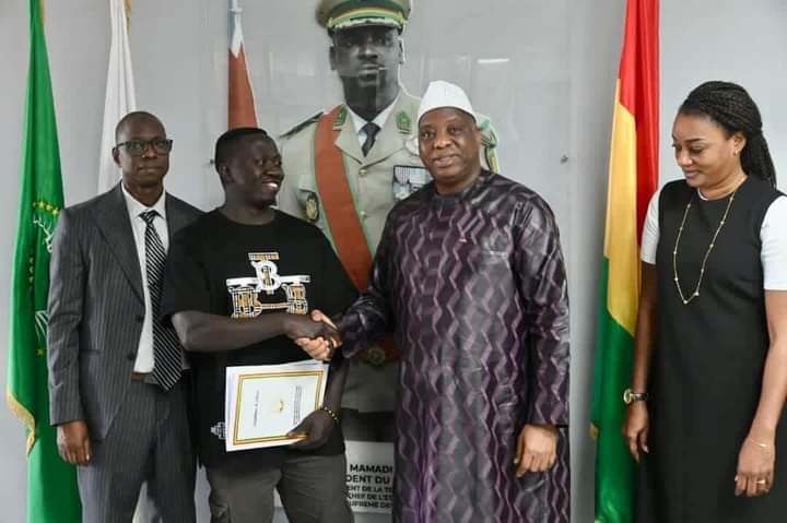 Ousmane Touré va officiellement se retourner en France avec un visa de long séjour. 2 414109445 900155931570202 5781998360166244760 n