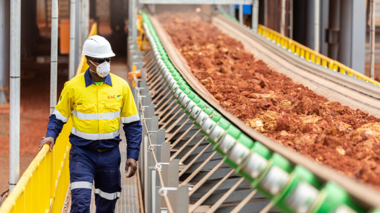 Bouygues quitte la Guinée : un départ qui révèle l’échec de notre gouvernance minière