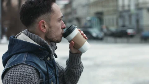 Jeune homme qui boit du cafe