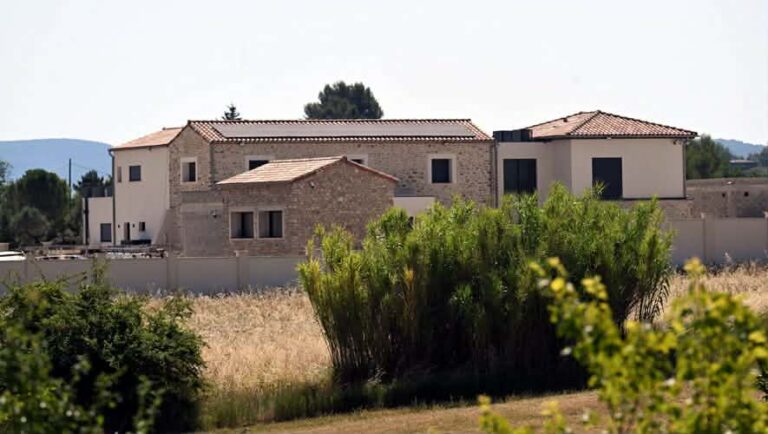 Villa présumée de Mamadi Doumbouya en France : les Guinéens méritent des réponses, pas le silence